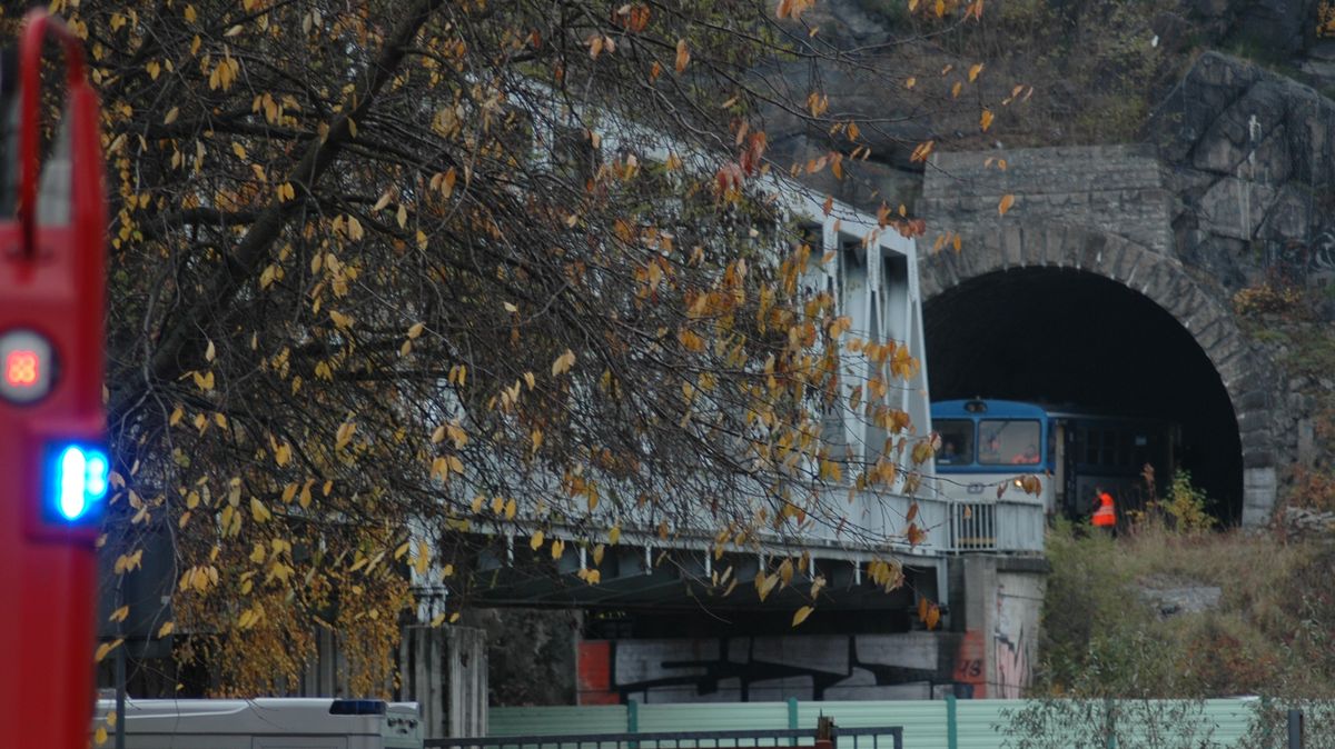 Vlak v Karlových Varech zabil člověka v tunelu